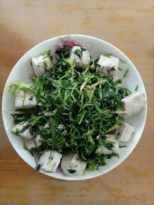 一道简单的香菜炒豆腐就完成了