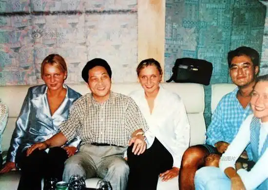 大师王林与众星合照 摸李湘大腿抚李冰冰玉臂