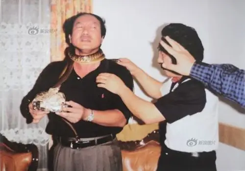 大师王林与众星合照 摸李湘大腿抚李冰冰玉臂