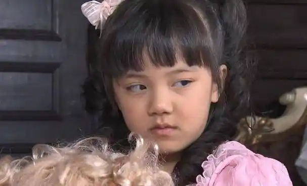 自从《天涯赤子心》之后,陆子艺年龄越来越大,婴儿肥消失,小的时候懵